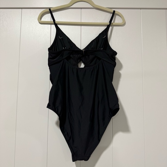 ✨ Cupshe Timeless Black Ruched Cutout One Piece Swimsuit Bathing Suit - Size L ✨ - Picture 2 of 5